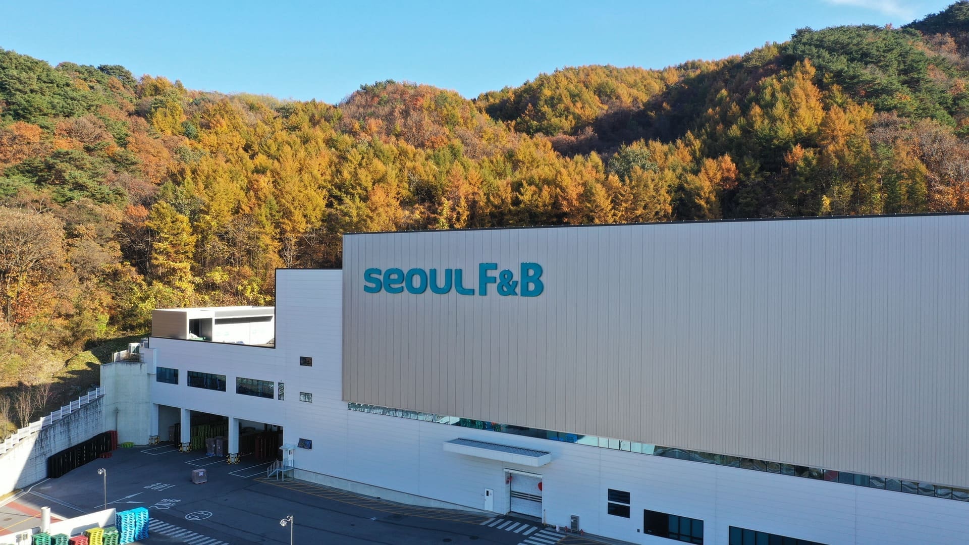 가을 숲을 배경으로 한 서울F&B 공장 항공 전경